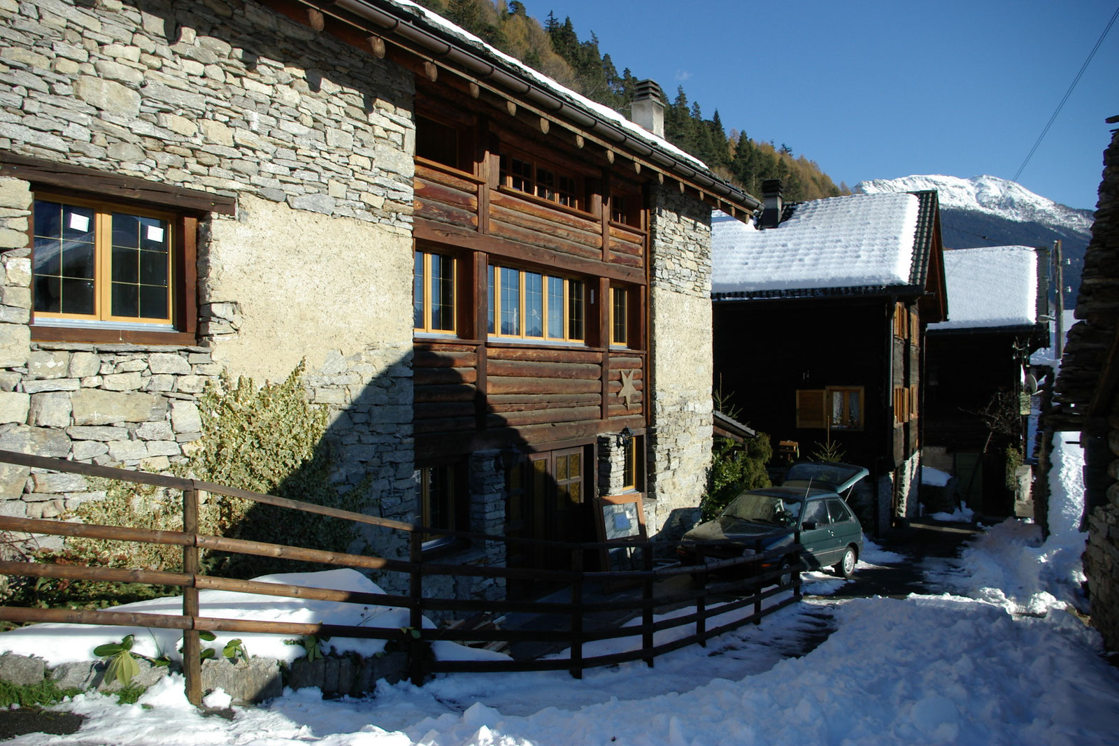 Bauernhaus mit neuen Holzfenstern in der Winterlandschaft